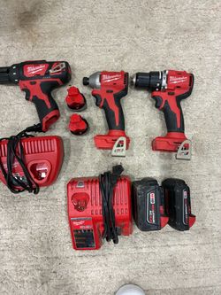 3 drills 4 batteries 2 chargers