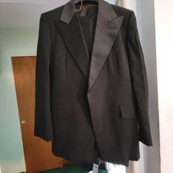 Tuxedo And Ruffled Shirts 