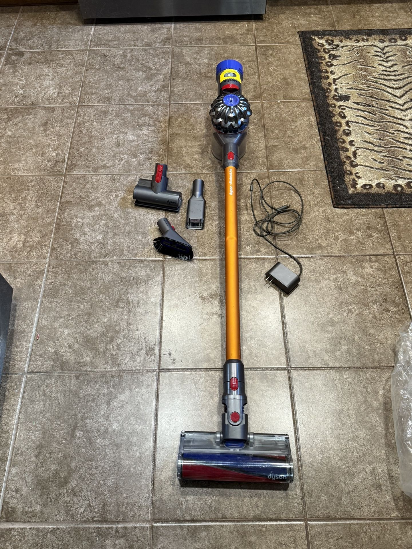 Dyson V8 Absolute Cordless Vacuum With Extra Attachments Parts