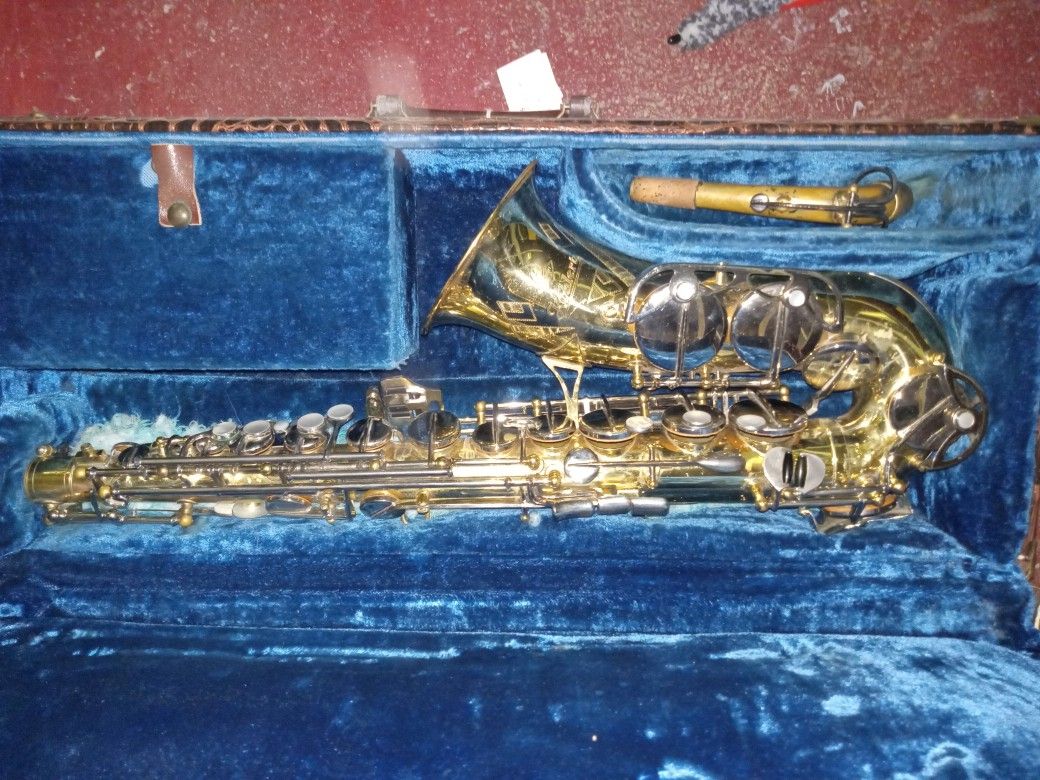 KOHLERT SAXAPHONE WITH CASE