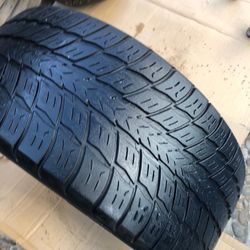 LLANTA 22” MARCA GOODYEAR USADA BUENA CONDICIÓN 65-70% DE VIDA