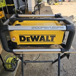 DEWALT
2100 PSI 1.2 GPM 13 Amp Cold Water Electric Pressure Washer with Internal Equipment Storage