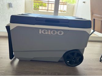 Igloo cooler with wheels