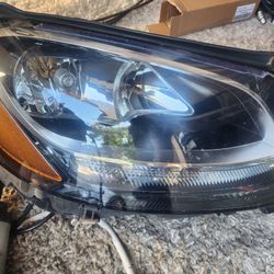 in excelent condition original oem taillights . Please let me know if you are interested thank you!

in addition this can fit in mercedes benz c300 