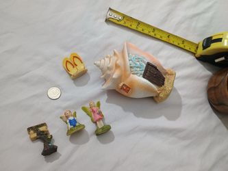 SEASHELL HOUSE WITH 2 FAIRES SMALL SANDALS & SIGN
