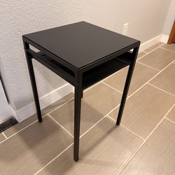 Set of 2 nightstands / tables