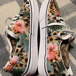 Women’s Size 7.0 VANS Authentic Style Shoes Floral Design Excellent Condition