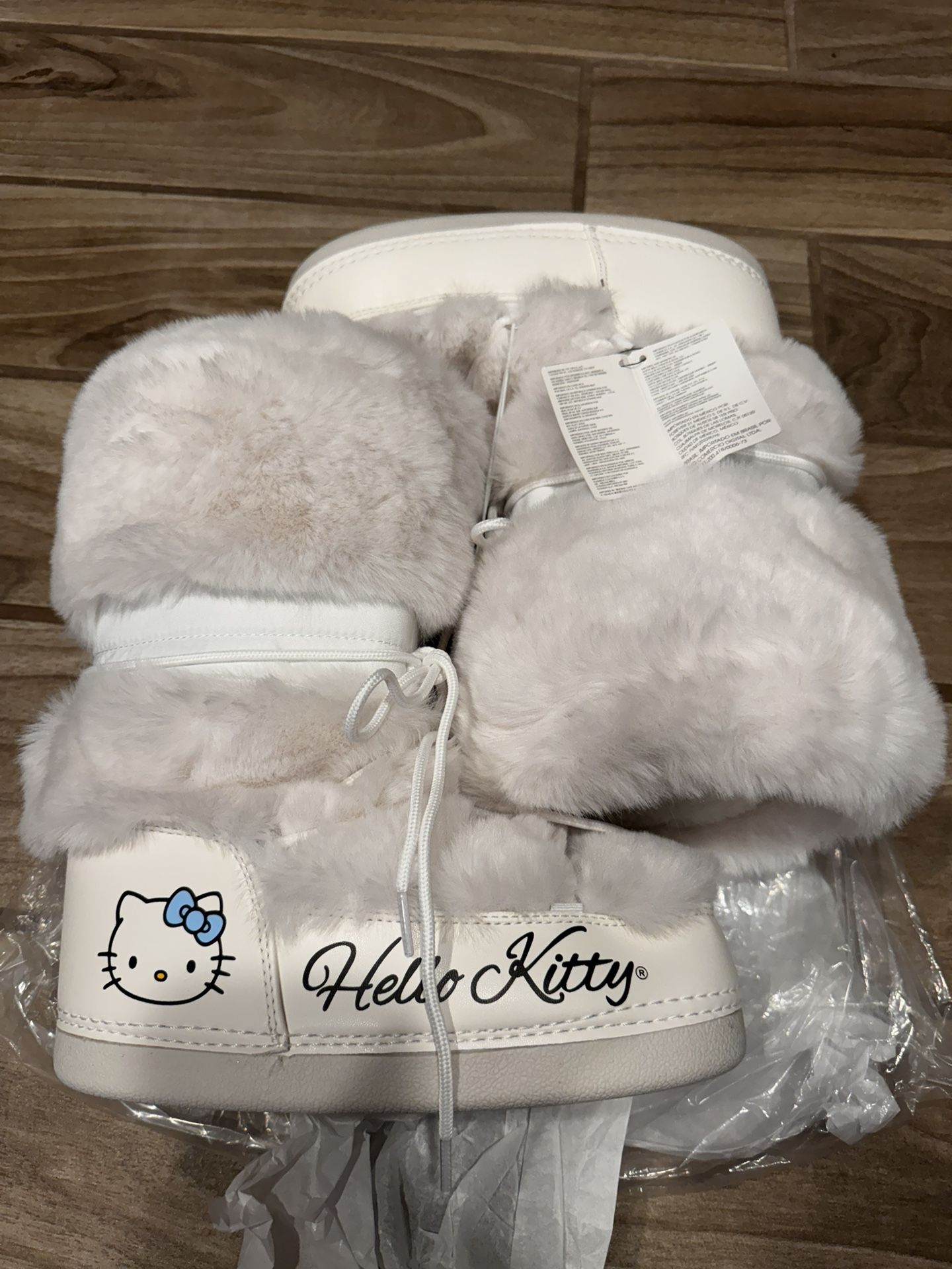 Hello Kitty Faux Fur White Boots - Size 8W