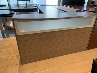 Reception desk Shell with glass front 6’