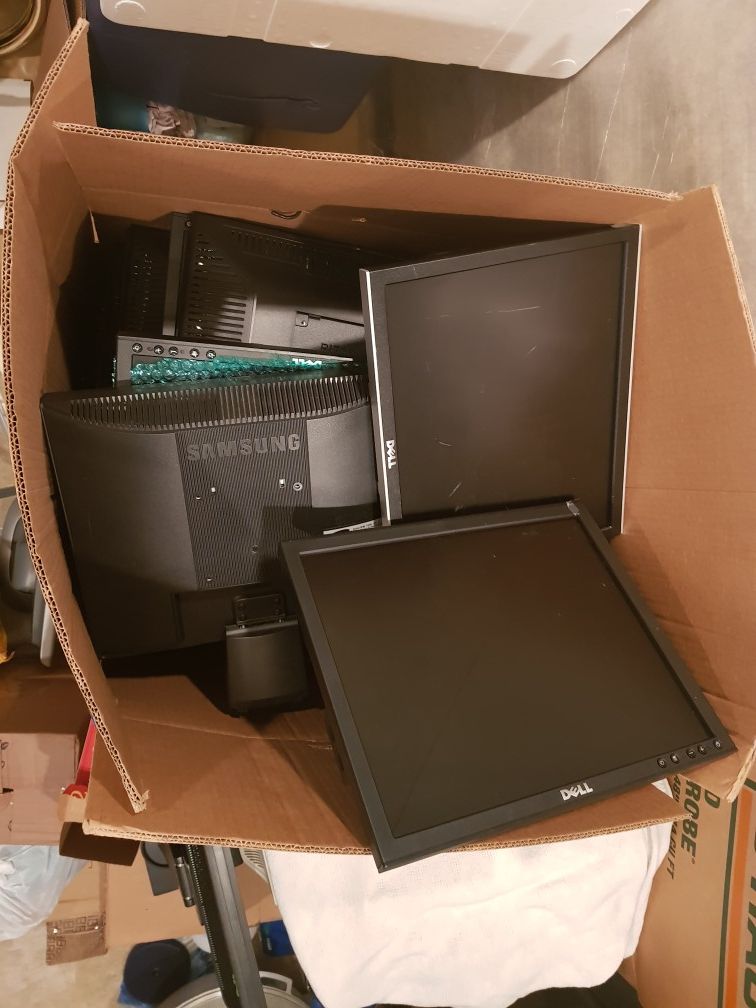 Lot of 100 computer monitors. Different brands, all tested and working 100%. WILLING TO NEGOTIATE