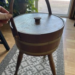 This vintage 3 Wooden leg tripod 🪡🧵 Sewing Basket 