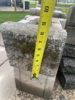 Blocks for small retaining wall wit caps