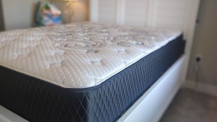 Brand new luxurious queen size mattress brand name Ritz model Regina individual pocket coils a cool touch quilted top and theme cooling gel