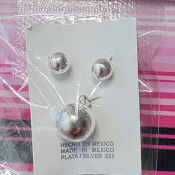 Silver Pendant And Earrings Set. Un Set De Dije Y Aretes De Plata