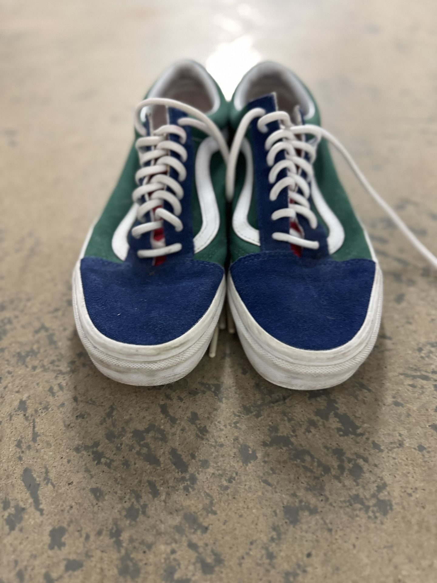 Men’s Size 7 / Women’s Size 8.5 Vans