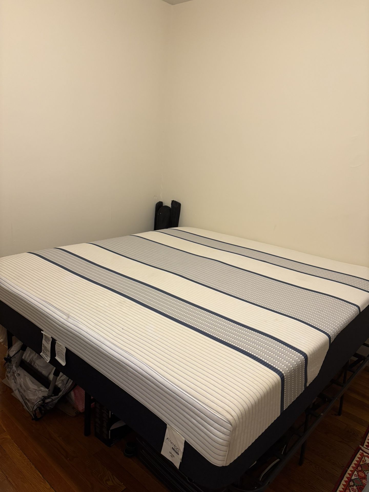 Price Cut! Luxurious King Size Mattress Serta iComfort Hybrid model
