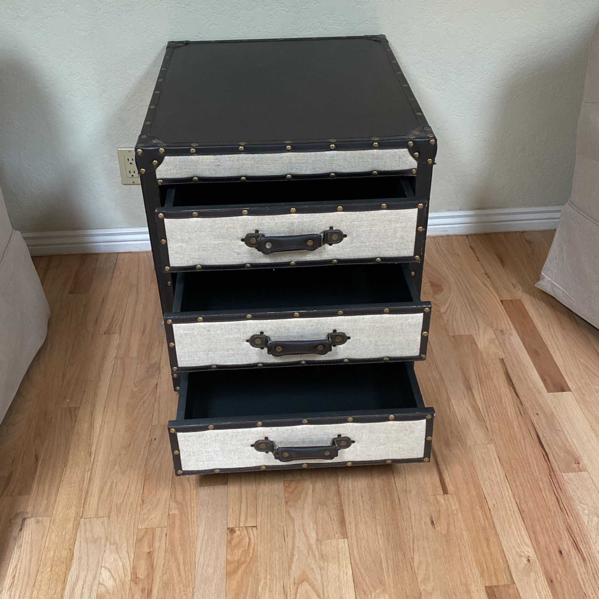 End table / Accent Table