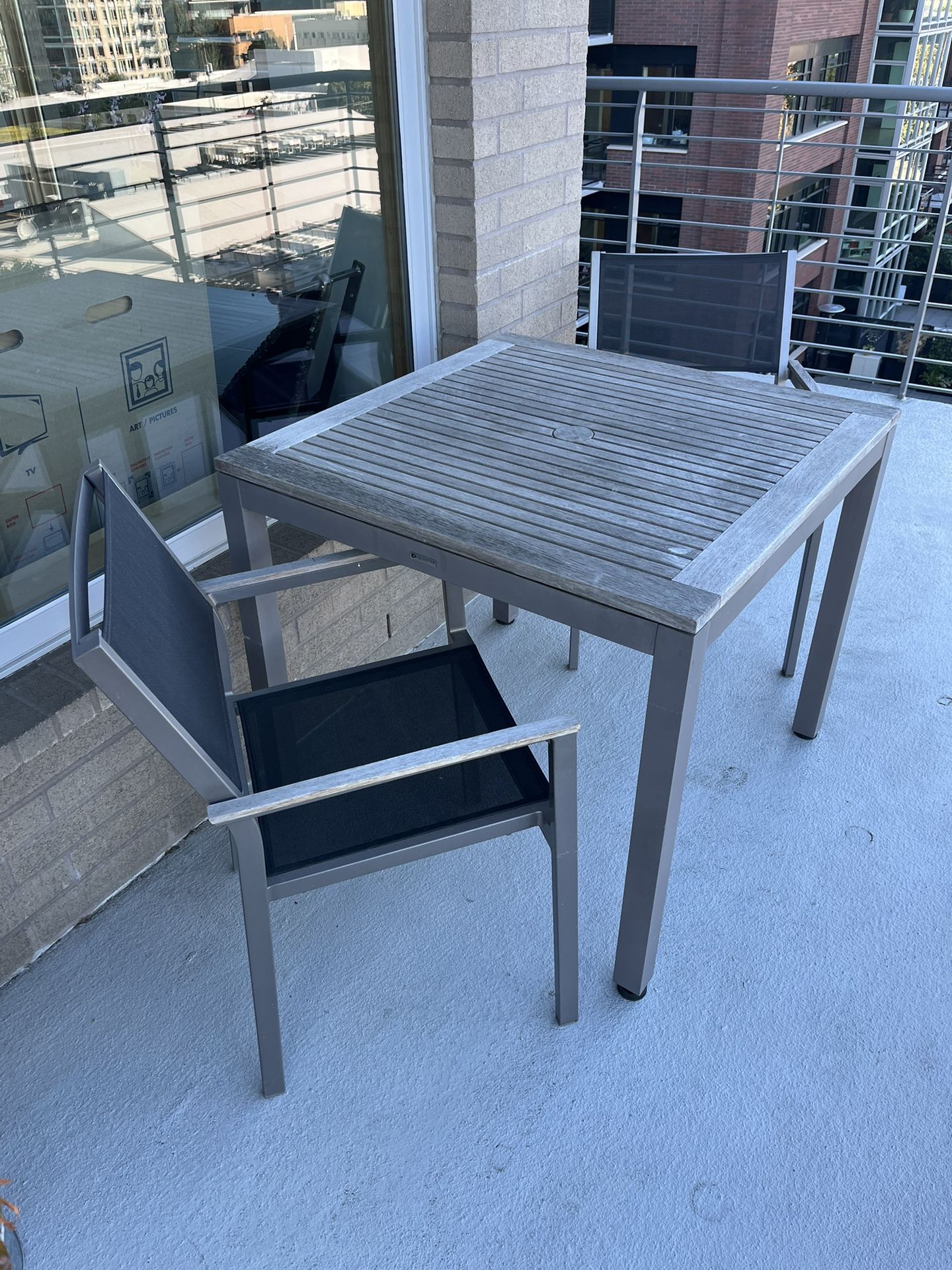 Outdoor / Patio Table And Chairs 