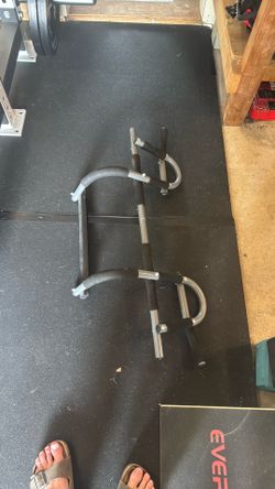 Doorway pull up bar