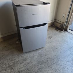 Hi Sense Mini Fridge 