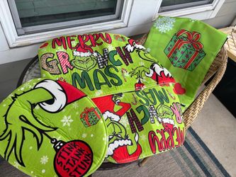 Grinch bathroom set - LIKE NEW
