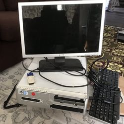 Dell DCSLF Inspiron 580S Desktop Intel Core i3 with Monitor And Keyboard.
