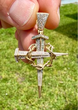 10K Gold Cross Pendant with Moissanite Stones – 5.70 Grams