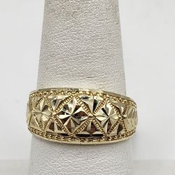 10kt Gold Diamond Cut Ring 3.2G