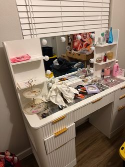 Makeup vanity