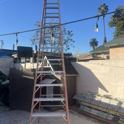 Escalera de 14 pies de fibra de vidrio casi nueva