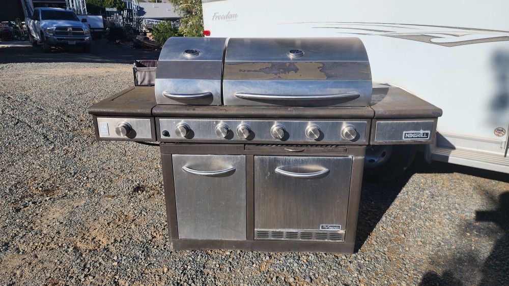 Working Grill with refridgerator