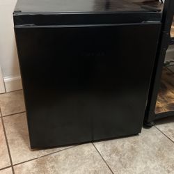 Hisense mini fridge black 