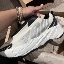Yeezy Boost 700 MNVN Laceless ‘Analog’ Size 9.5