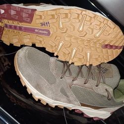 Men's COLUMBIA Trail Waterproof Shoe Size 9.5 Color: Peatmoss, Rich Wine