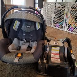 Chicco Infant Car Seat With Base