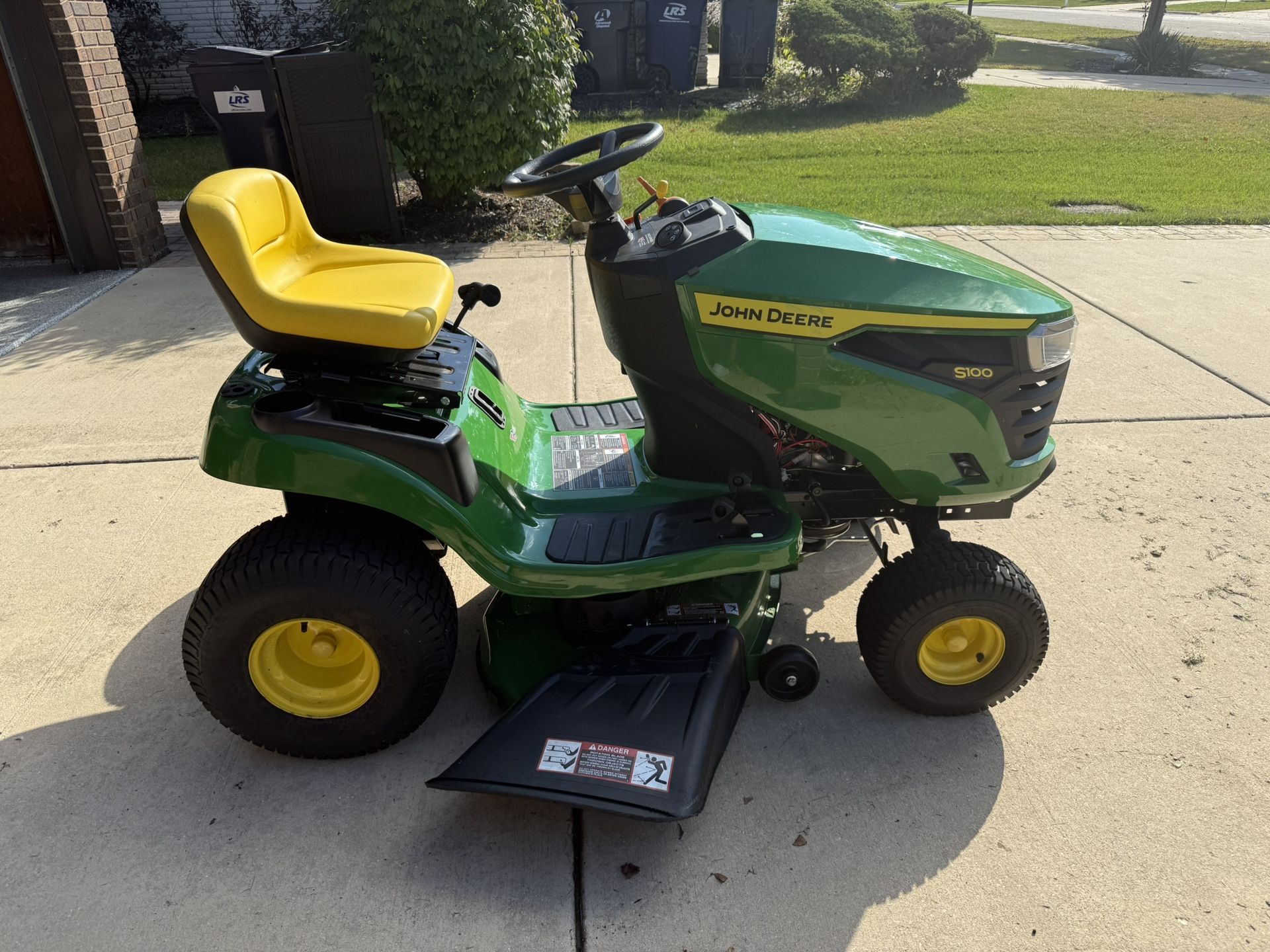 John Deere S100 Lawn Tractor – Only 19 Hours – Excellent Condition