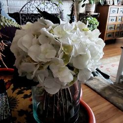 Pottery Barn Faux Hydrangea Flower Arrangement In A Clear Glass Vase. Originally Paid $49.50.