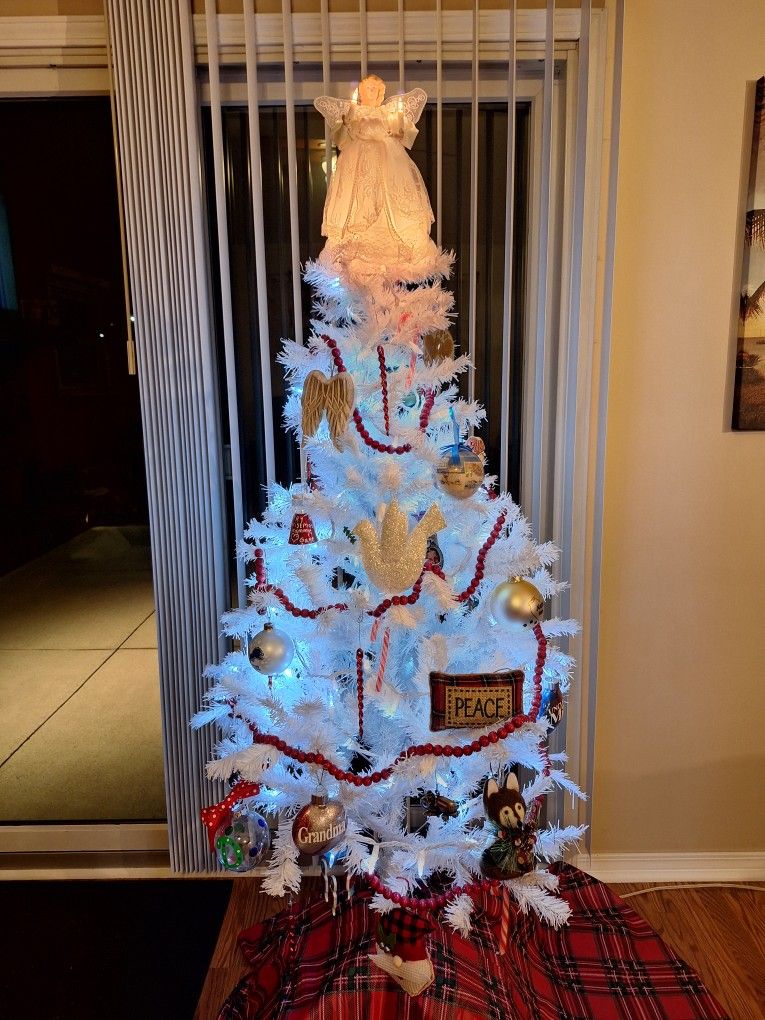 5' WHITE CHRISTMAS TREE WITH STAND