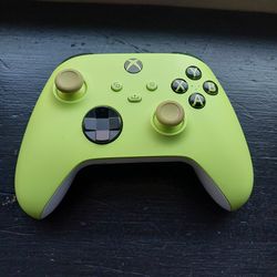 Xbox one series X yellow controller