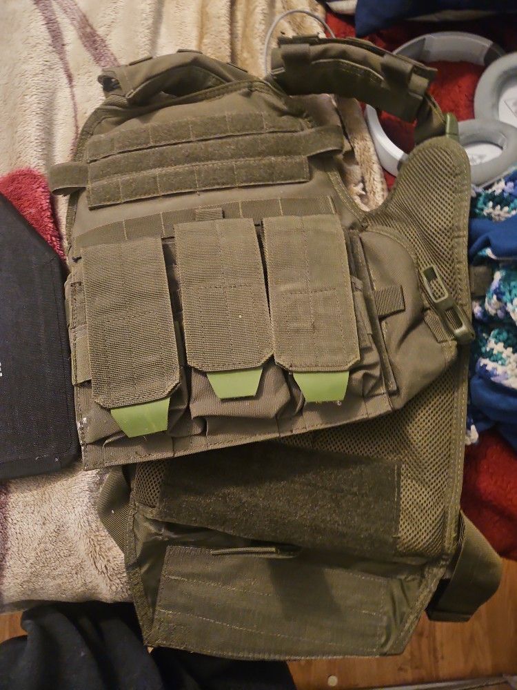 Plate Carrier Vests With Two Individual Plates Rated At Lvl IV