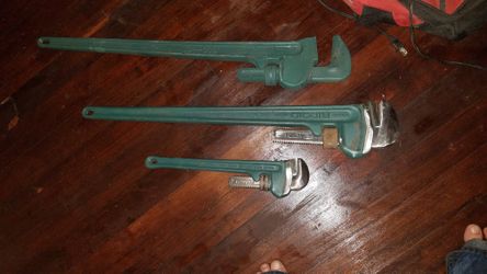 Pipe wrench