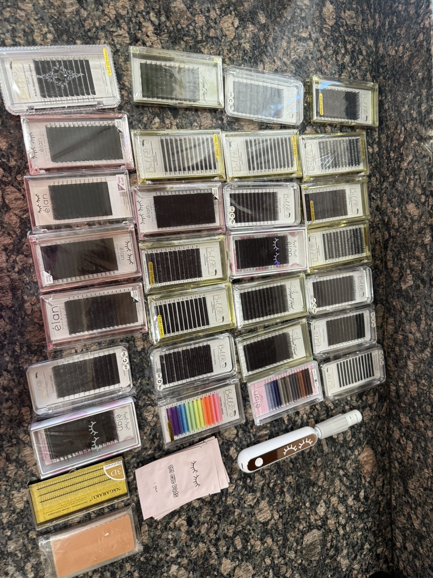 Lash Extension tray Bundle – 27 Trays + accessories seen in photo