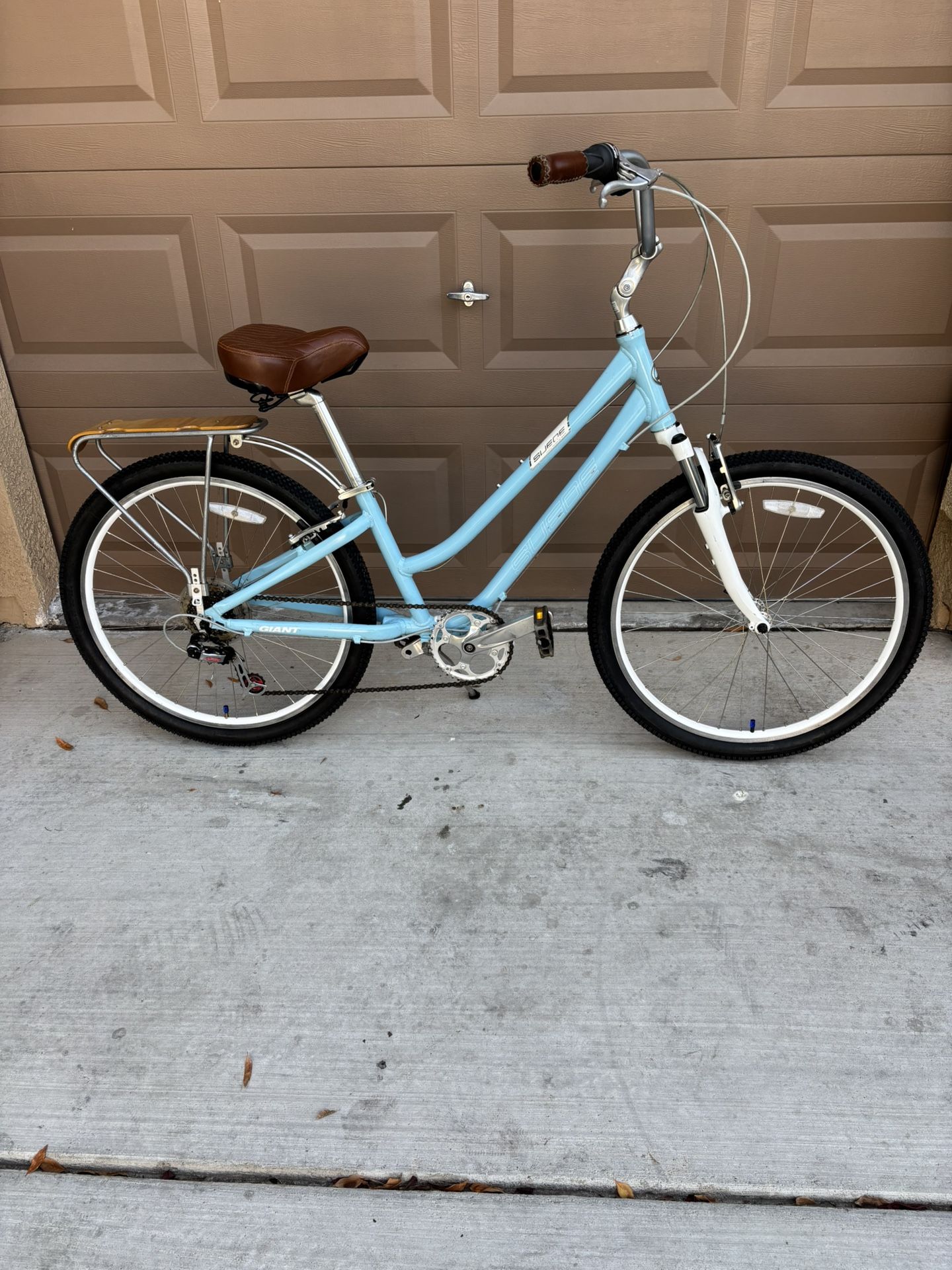 Giant Suede Hybrid. Aluminum. 7 Speed. BRAND NEW TIRES. 26” Wheels.