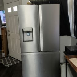 Hisense PureFlat Standard-Depth 25.4-cu ft 3.0 -Door French Door Refrigerator with Dual Ice Maker with Water and Ice Dispenser, Fingerprint Resistant