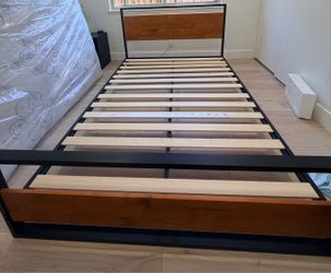 Zinus Suzanne Queen Metal and Wood Platform Bed Frame