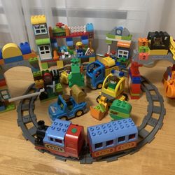 Duplo Lego With Battery  Power  Train. 250 pieces.