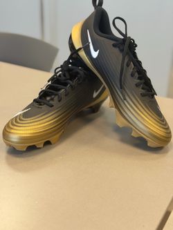 Nike football cleats size 9 1/2  brand new