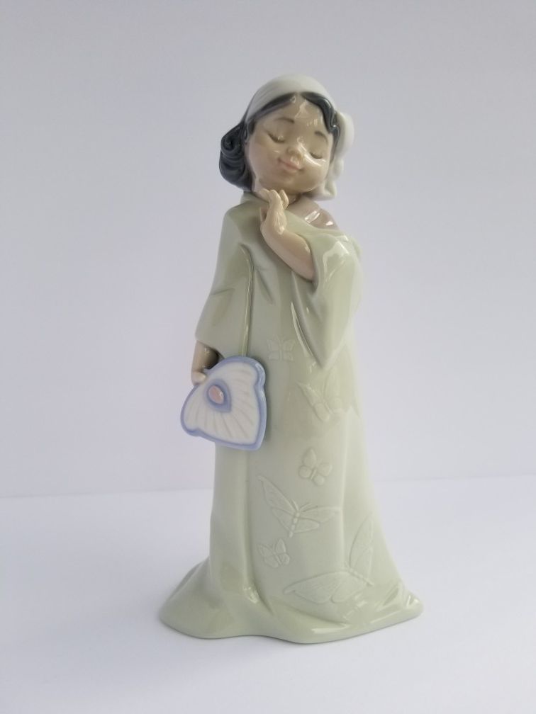 NAO Lladro Porcelain Figurine #02001483  PRETTY POSES Issue Year: 2004  Sculptor: Francisco Polope Size: 8¾x4¼ "