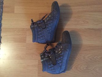 Size 7 grey girls boots by Justice