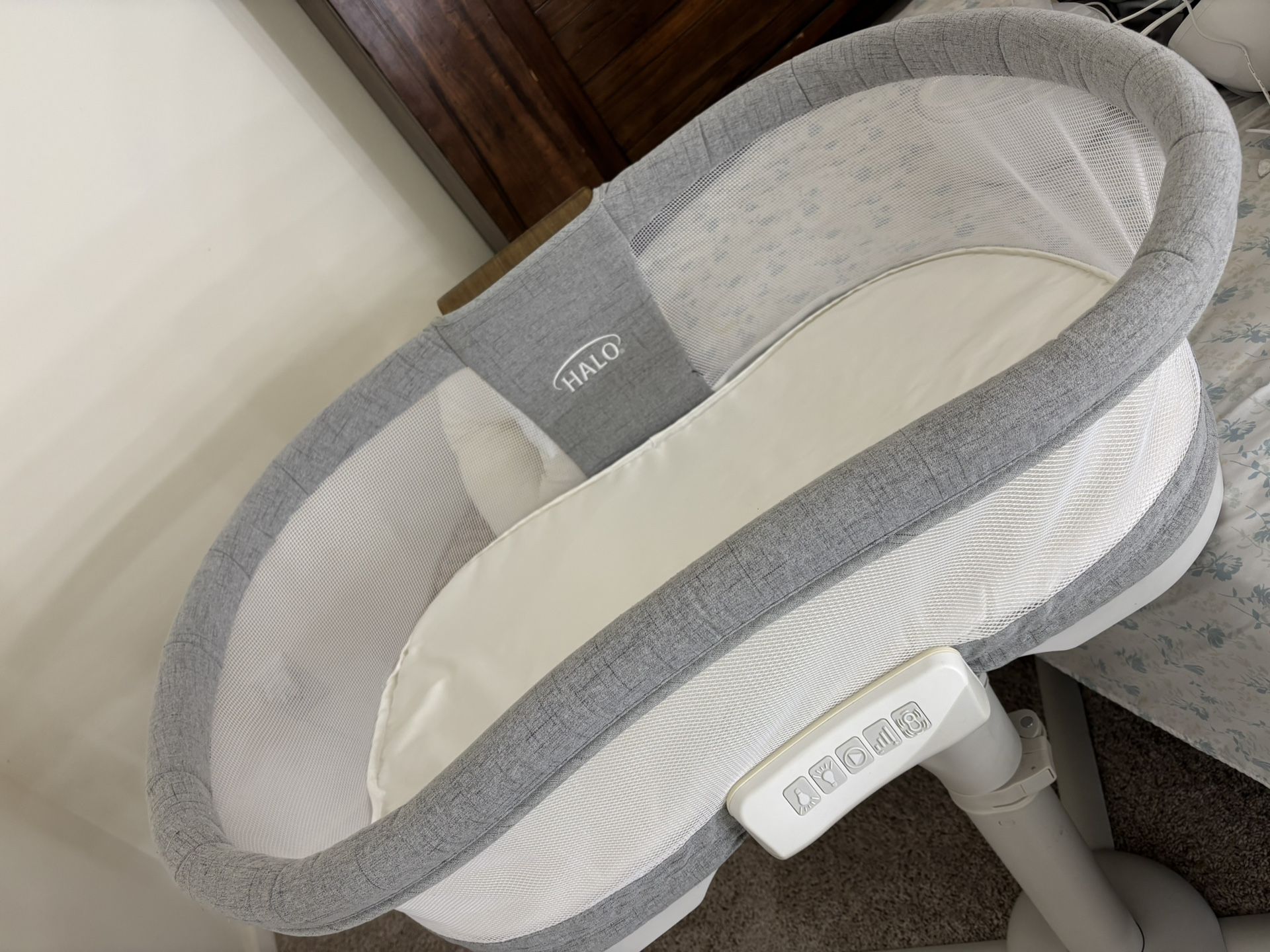 Halo luxe swivel bassinet